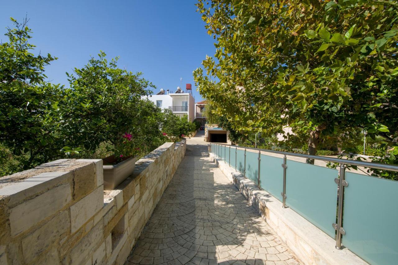 Isida Hotel Agia Marina Exterior photo